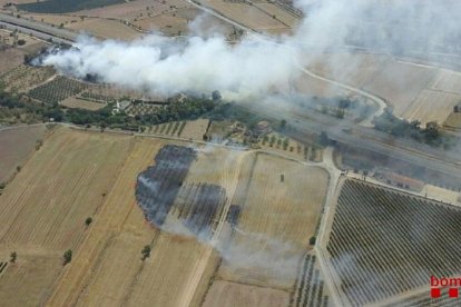 Un incendio en el Pla de Santa Maria corta la AP-2