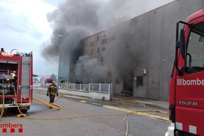 Un incendi crema la fàbrica Gas Gas de Salt sense provocar ferits