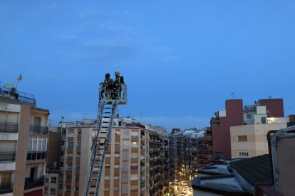 Una falsa alarma mobilitza un gran desplegament de Bombers al centre de Tarragona