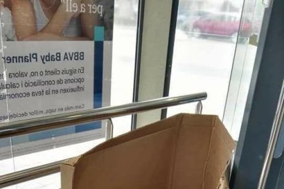Denuncien la deixadesa i brutícia de l'antiga oficina de BBVA de Coma-ruga