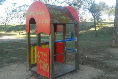 Denuncias actos vandálicos en el parque infantil del Priorat de Banyeres
