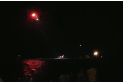 Expectación por un simulacro de rescate de una lancha al finalizar el Concurso de Fuegos