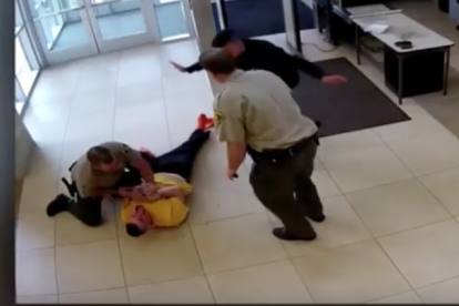 Es precipita d'un segon pis per fugir de la sala on estava sent jutjat