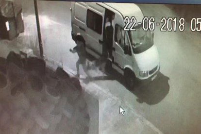 Pillan a un hombre abandonando un perro a un polígono del Vendrell