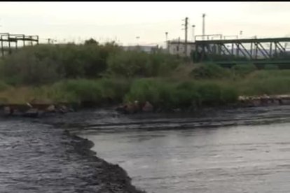 Un pequeño 'tsunami' llena de barro el embarcadero del remo del Náutico