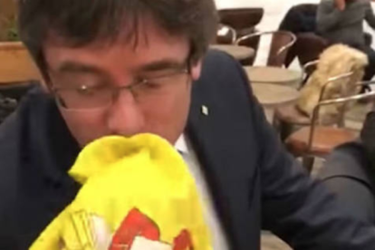 Puigdemont besa una bandera espanyola a Copenhague