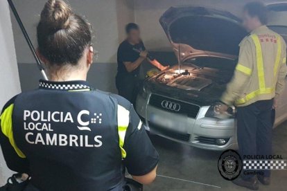 Rescatan un gato atrapado en la zona del motor de un coche en un parking de Cambrils