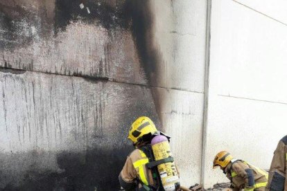 Crema una pila de palets en una empresa del polígon de l'Aldea