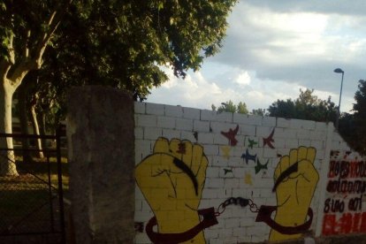 Retiran y pintan sobre símbolos independentistas en Vilallonga del Camp