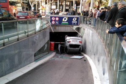 Un coche se precipita desde la plaza de la Pastoreta al parking