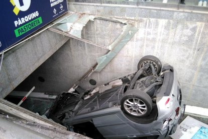 Un coche se precipita desde la plaza de la Pastoreta al parking