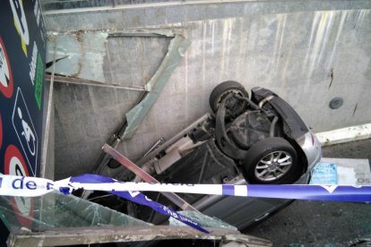 Un coche se precipita desde la plaza de la Pastoreta al parking