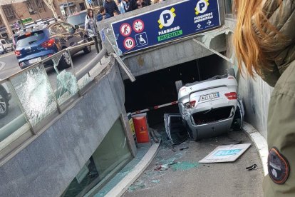 Un coche se precipita desde la plaza de la Pastoreta al parking