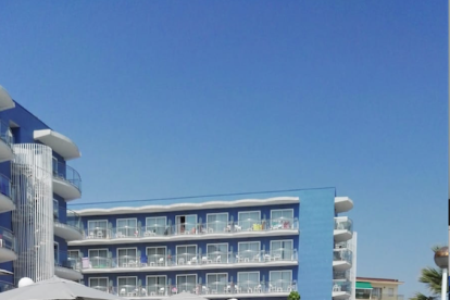 Cambrils autoriza terrazas de bar en el tramo de paseo del 'top manta'