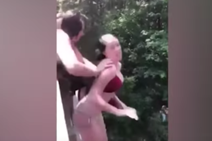 Lo empuja desde 20 metros de altura porque no se atrevía a lanzarse y acaba en el hospital