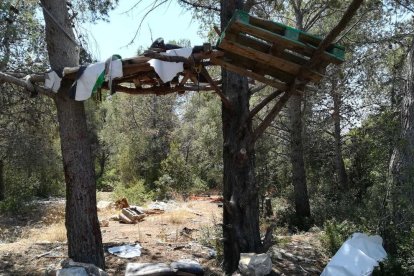 Residuos de todo tipo se acumulan al lado de los Quatre Garrofers