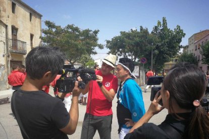 Una estrella de la televisión Japonesa vive los castillos con la Joves de Valls