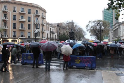 La lluvia no para el clamor en defensa de los CDR en Reus y Tarragona