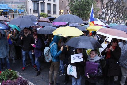 La lluvia no para el clamor en defensa de los CDR en Reus y Tarragona