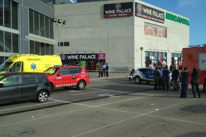 Desalojan los establecimientos del Port Halley de Vila-seca por un fuerte olor