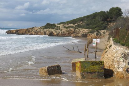 El temporal marítimo se'come' la playa Larga de Tarragona
