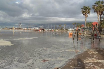 El temporal marítimo se'come' la playa Larga de Tarragona