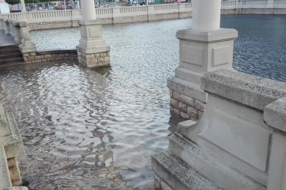 El temporal marítimo se'come' la playa Larga de Tarragona