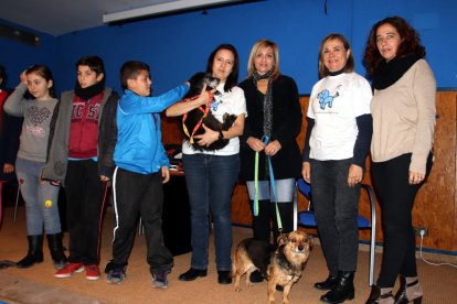 L'Última Llar imparteix un taller de tinença responsable d'animal a una cinquantena d'alumnes