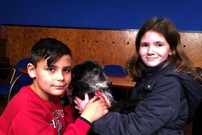 L'Última Llar imparteix un taller de tinença responsable d'animal a una cinquantena d'alumnes