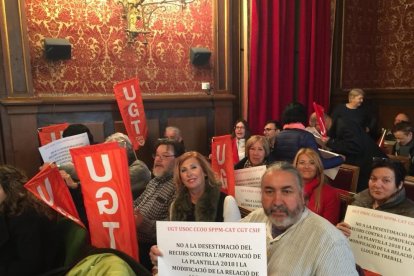 Plenari municipal a Tarragona ple de protestes laborals i polítiques