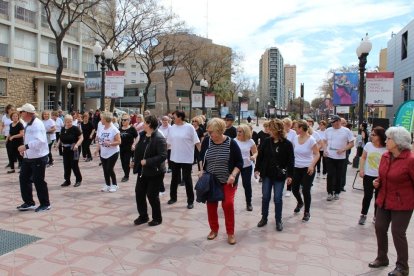 Cincuenta personas bailan en la Rambla President Companys para el Día Mundial de la Actividad Física