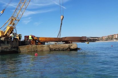 Torredembarra retira el Alfa y Omega del mar