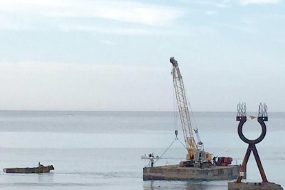 Torredembarra retira el Alfa y Omega del mar