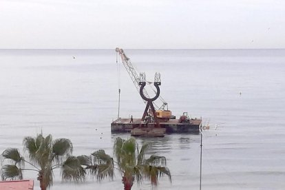 Torredembarra retira el Alfa y Omega del mar