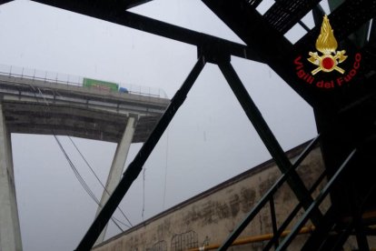 S'esfondra un tram d'un pont d'una autopista a Gènova