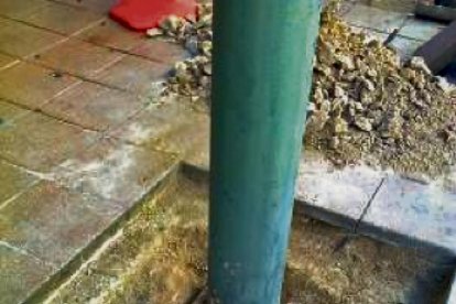 Cambian 280 farolas por los orines de los perros