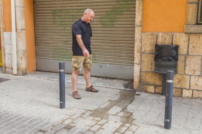 Un vecino del Serrallo denuncia aguas fecales en la calle desde hace quince días