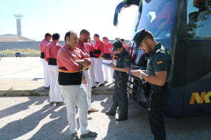 Una setentena de castellers de la Vieja de Valls levantan pilares ante las prisiones de los líderes independentistas