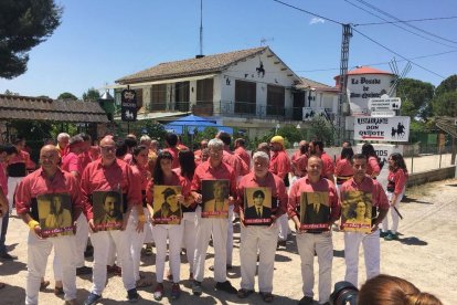 Una setentena de castellers de la Vieja de Valls levantan pilares ante las prisiones de los líderes independentistas