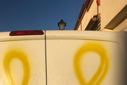 Dibuixen llaços grocs en vehicles i cases de Nulles
