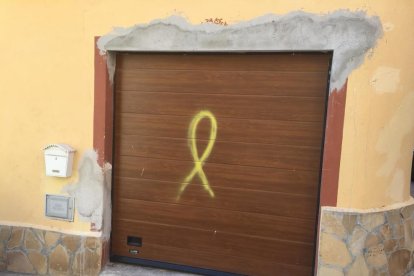 Dibuixen llaços grocs en vehicles i cases de Nulles