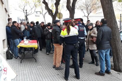 Decenas de personas se concentran en apoyo al menor herido por los Mossos en 2012