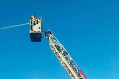 Un incendio en una planta de reciclaje de Tortosa moviliza diez dotaciones de los Bomberos