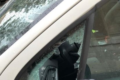 Apareixen diversos cotxes amb vidres trencats al Carrer Manuel de Falla