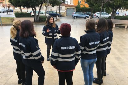 Siete agentes cívicas hacen tareas de sensibilización ambiental en el barrio la Florida de Miami Playa