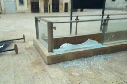 Una gamberrada en la plaza de la Font acaba con jardineras tumbadas y cristales rotos