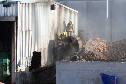 Quema una cinta transportadora y una pila de maderas en el polígono Agroreus