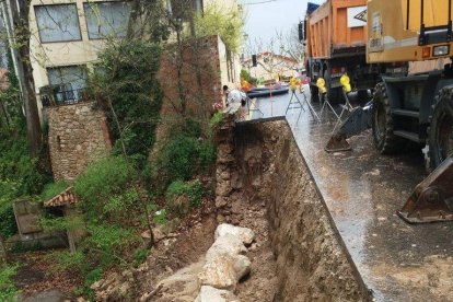 La lluvia hace caer un muro de la Albereda de Santes Creus
