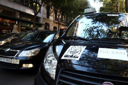 Els taxistes de Barcelona se sumen als homenatges a les víctimes del 17-A amb una marxa lenta fins a la Rambla