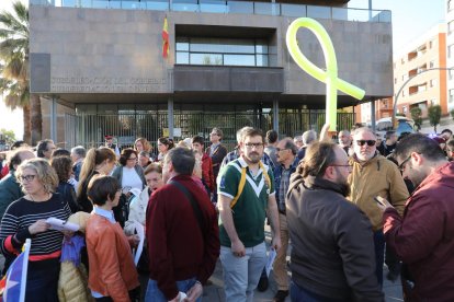 Unes 200 persones es concentren a favor de Torra